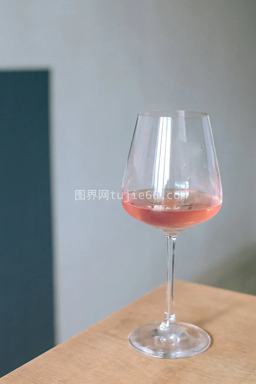 玫瑰红酒杯木质桌优雅柔光图片