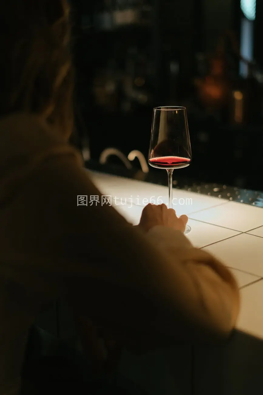 酒吧红酒沉思女图片