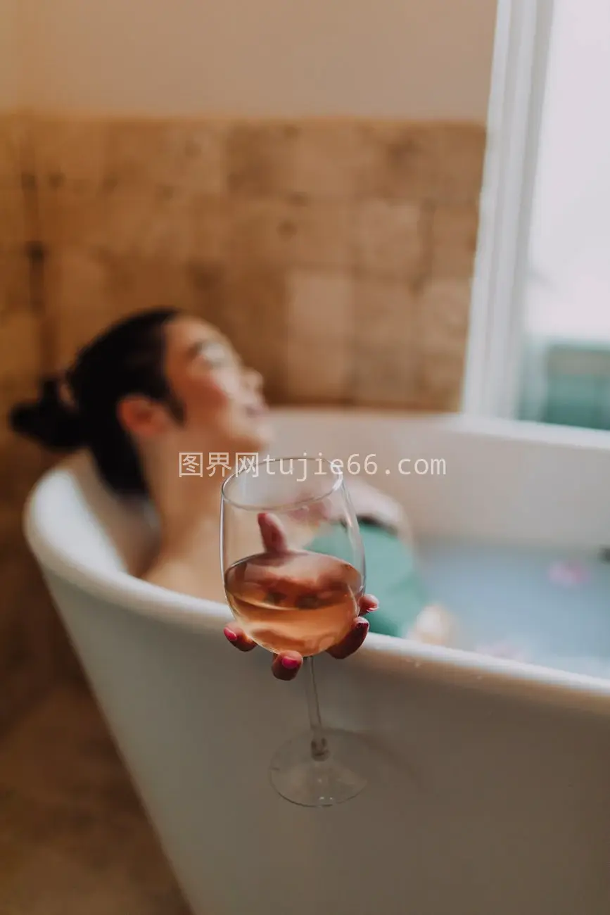 女士红酒沐浴自我关爱图图片