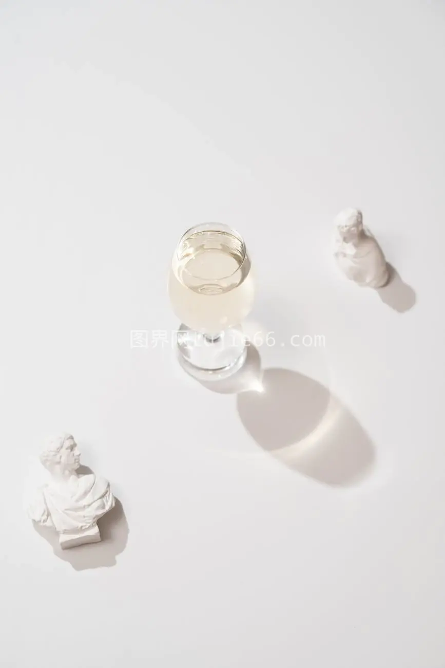 香槟酒配 marble busts 白背景艺术装饰图片