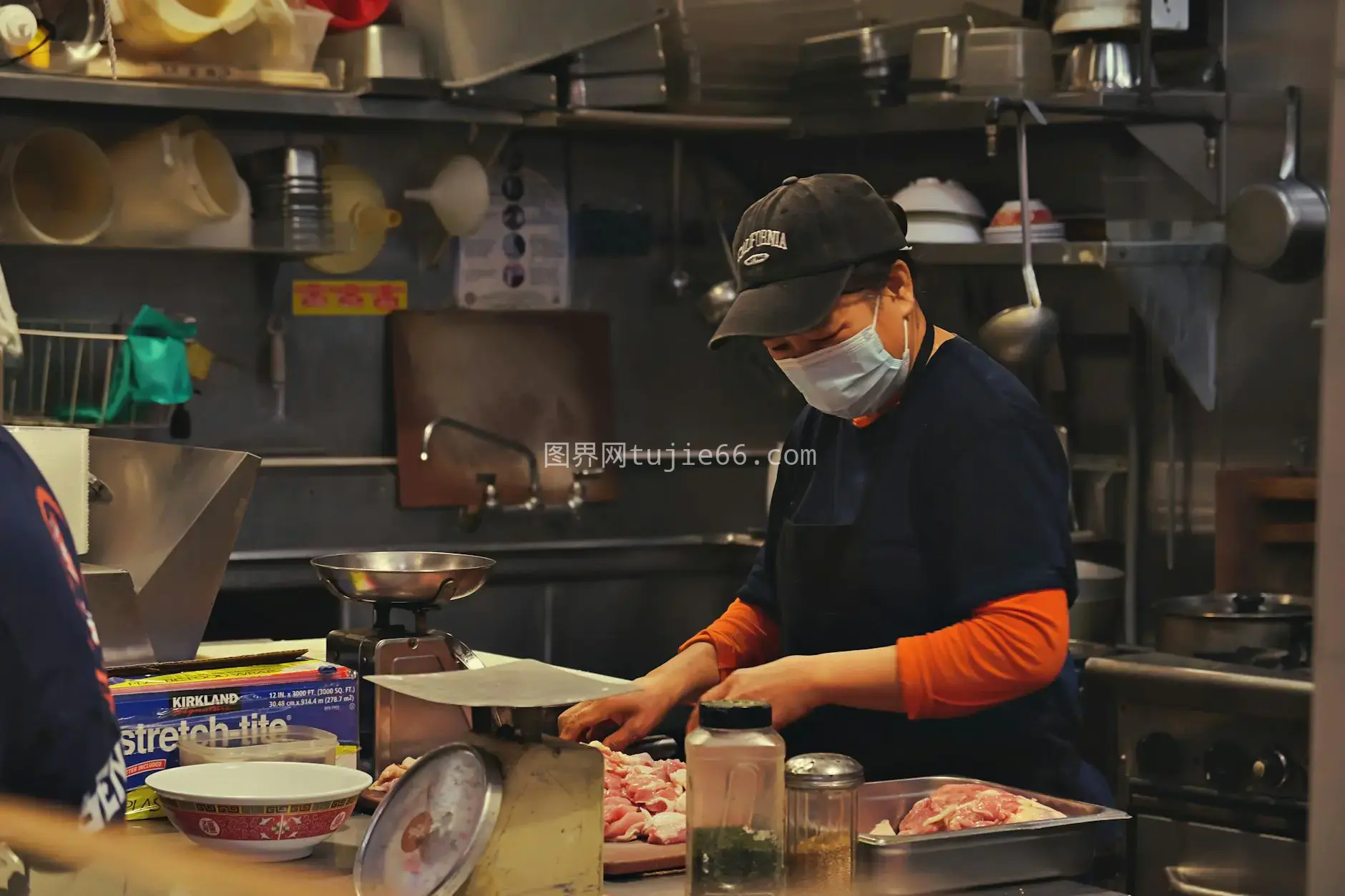 厨房女士戴口罩切肉安全备食图片