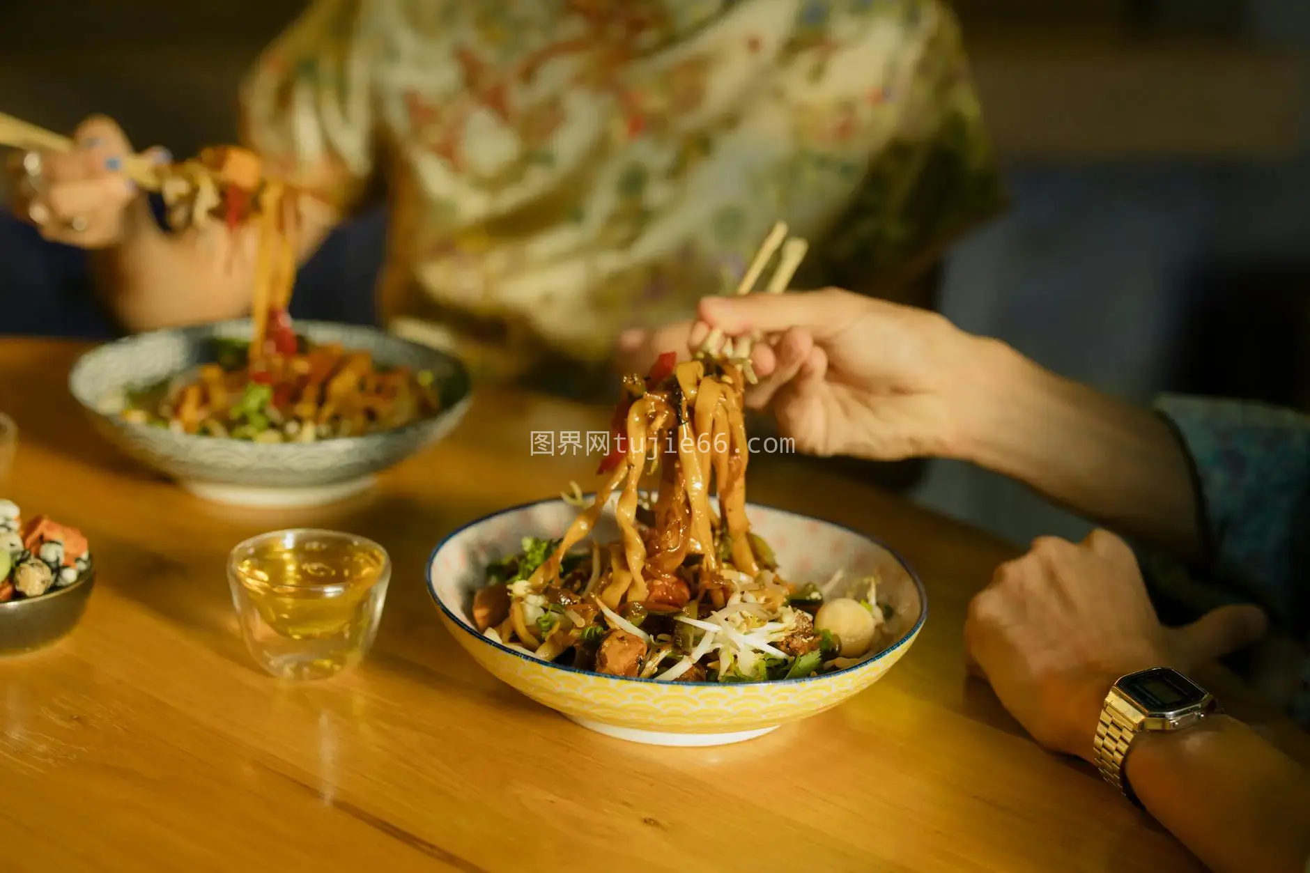 亚洲美食面条温馨餐厅特写图片