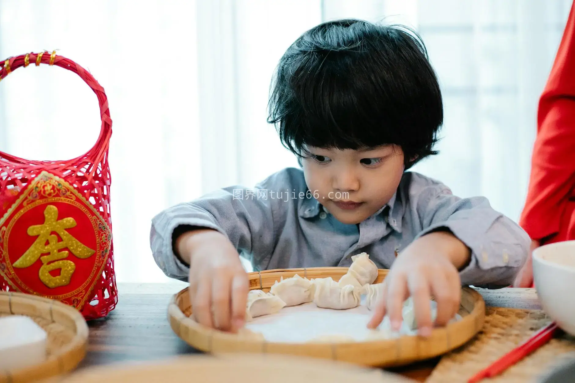 小孩室内包饺子红色篮文化韵图片