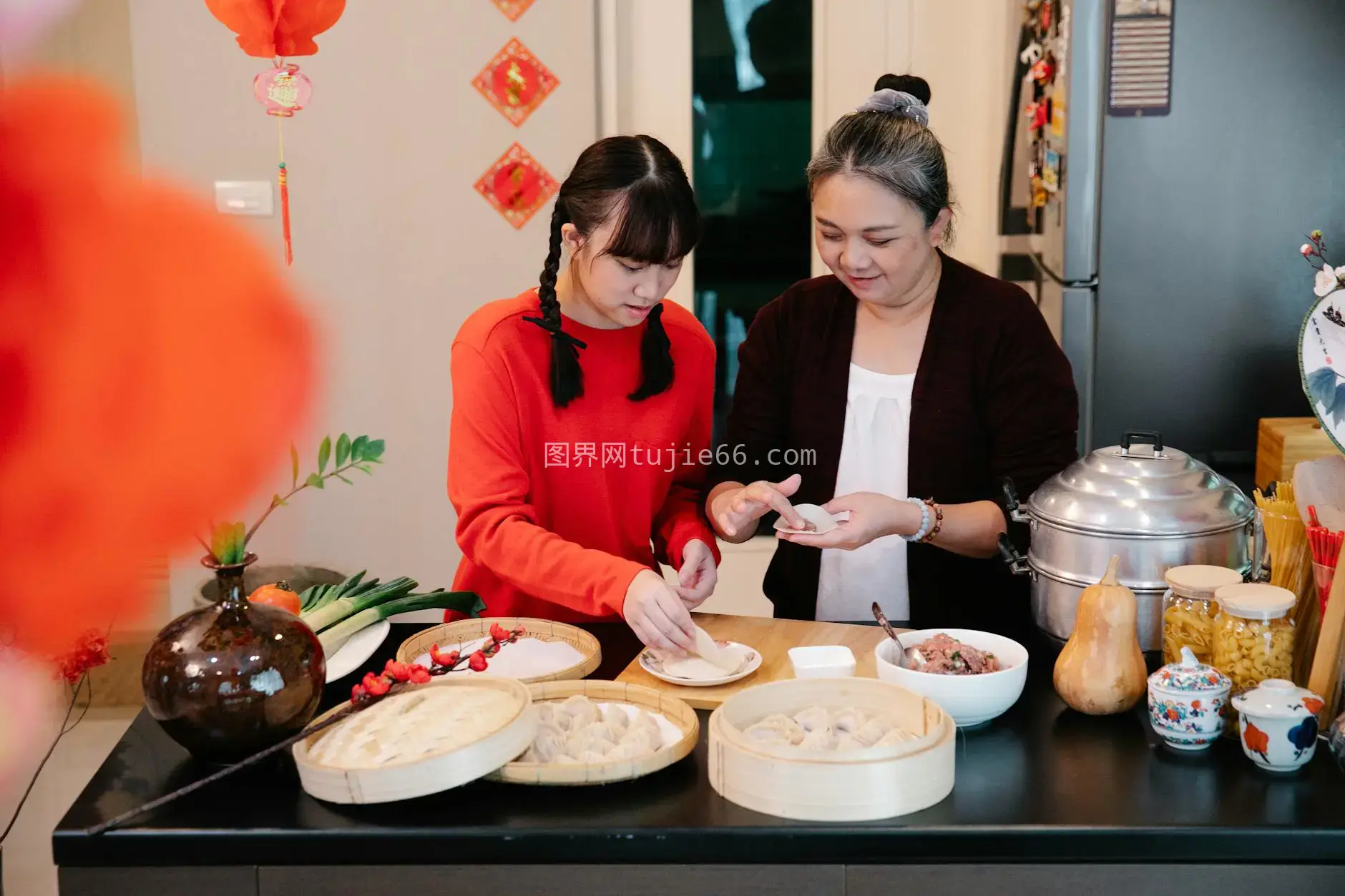 祖母孙女厨房包饺子图片