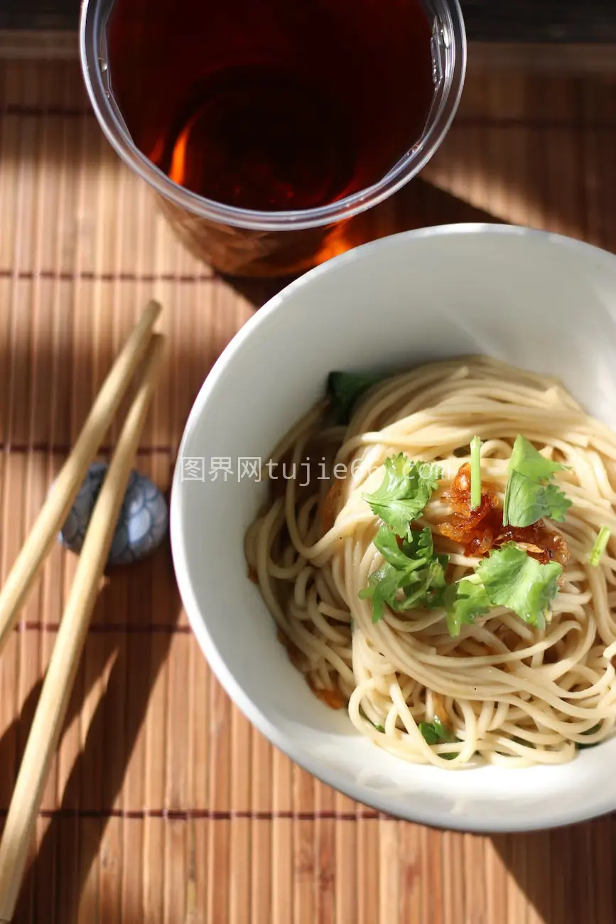 竹垫上茶香香菜拌面图片