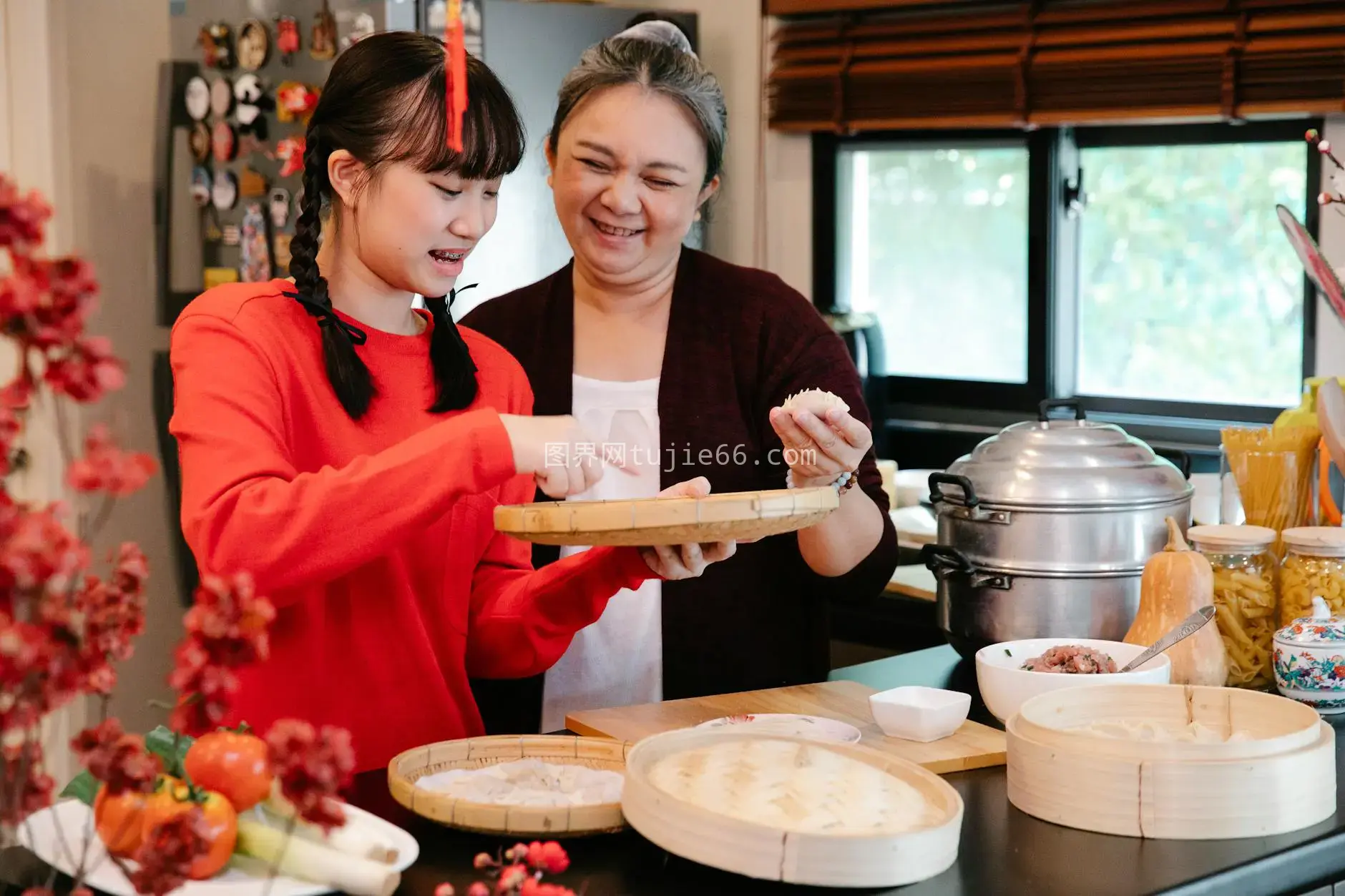 厨房祖孙包饺子庆祝传统欢乐多图片