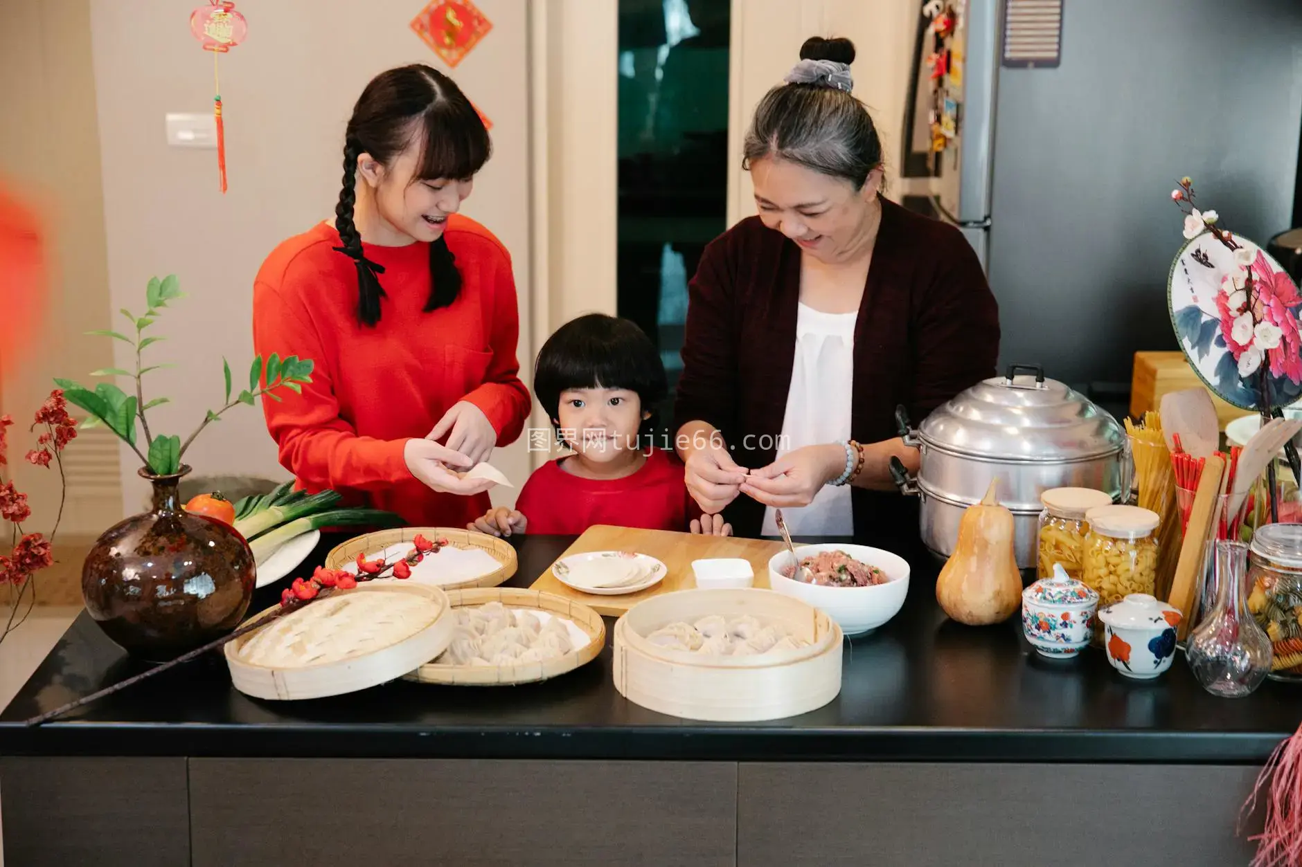 亚洲奶奶男孩少女共包牛肉饺子图片