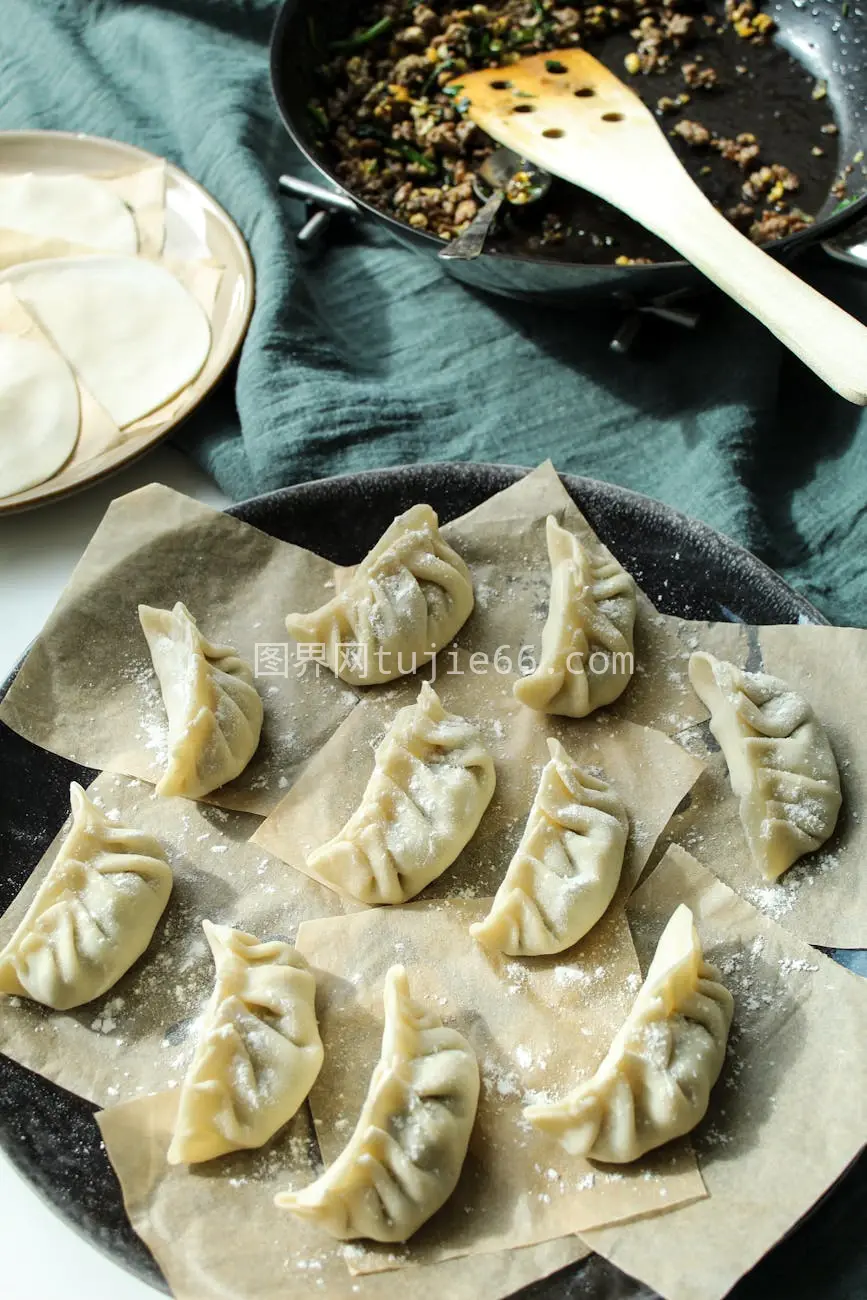 新鲜饺子锡纸烹饪特写图片