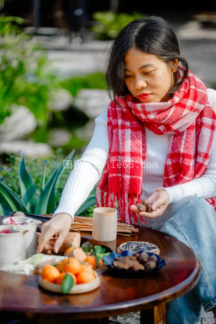 海防女士红围巾木质桌享零食图片