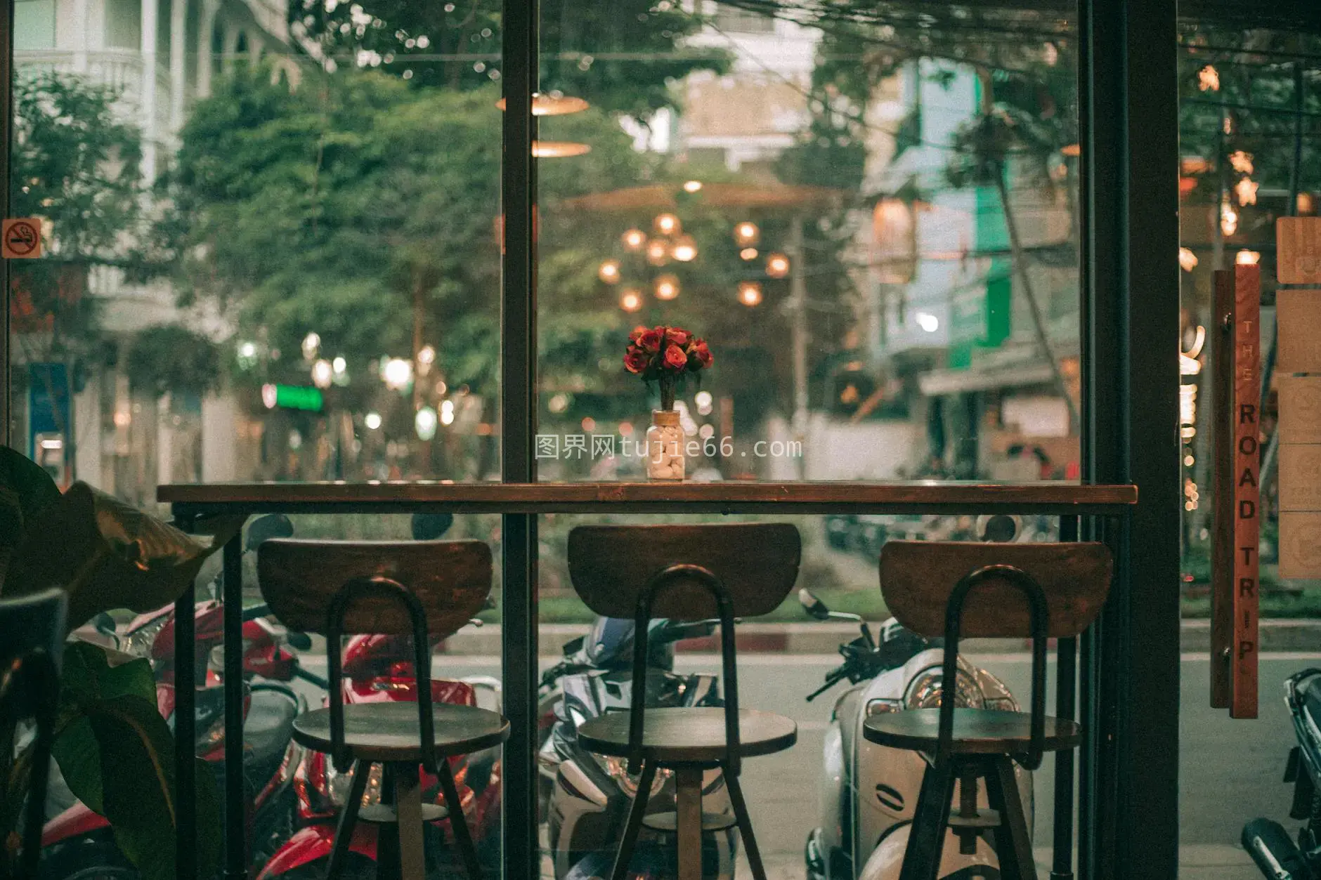 胡志明市咖啡馆看繁忙摩托车街景图片