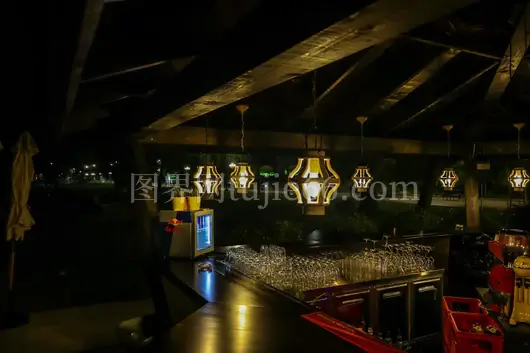 奥赫里德酒吧温暖乡村风