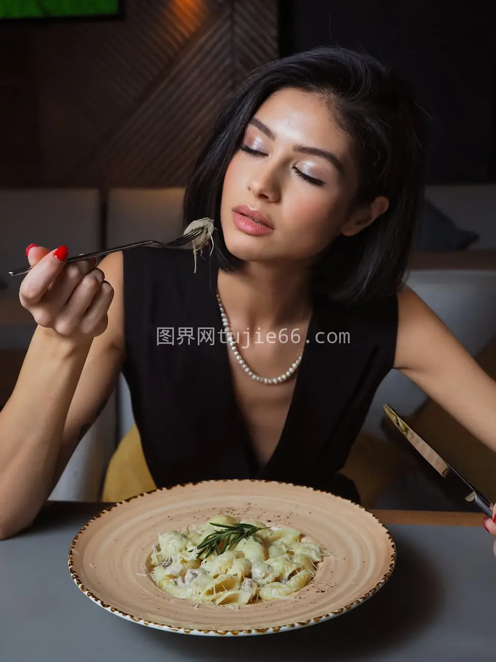 优雅女性餐厅享意面精致餐饮图片