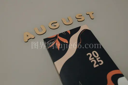 2025年八月艺术日历平面摆设