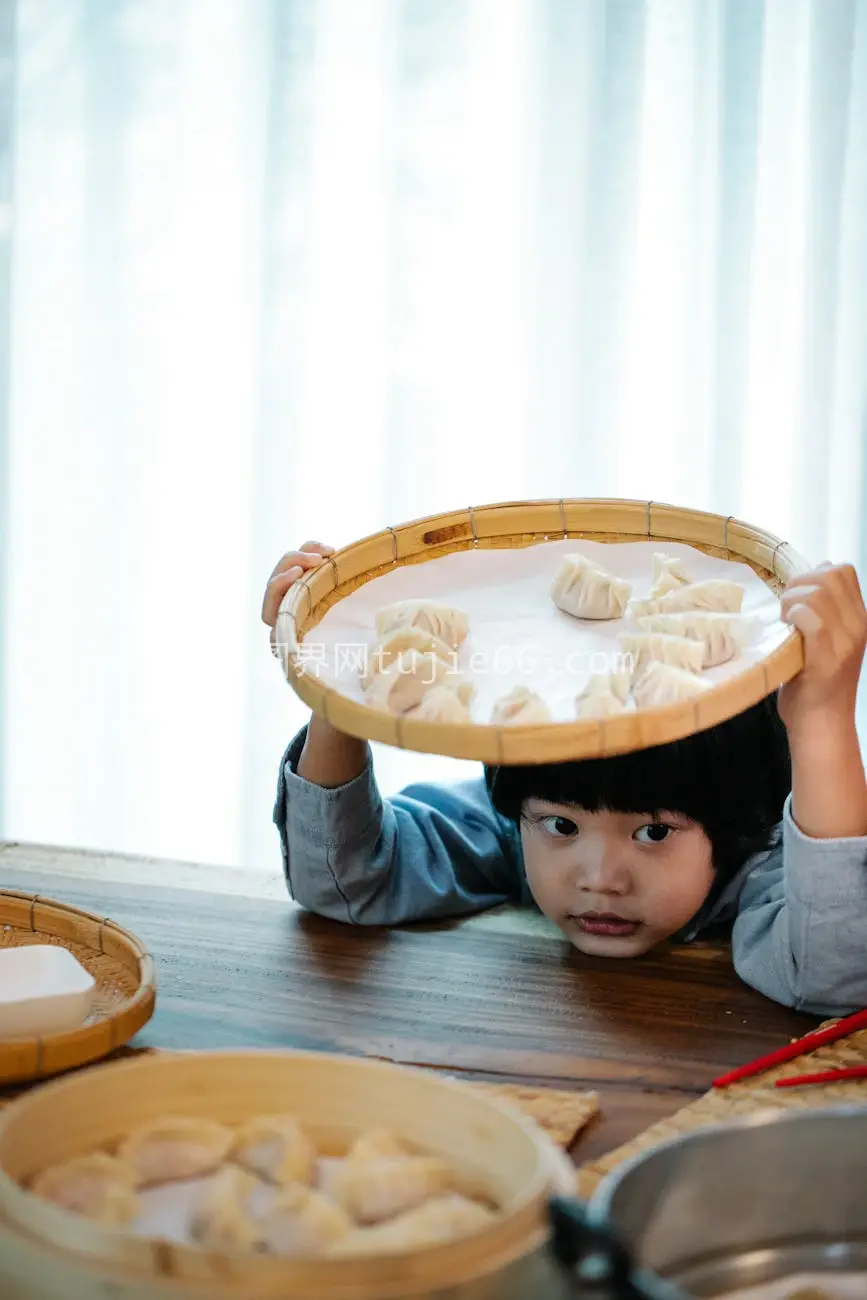 小孩饺子盘偷看厨房场景图片