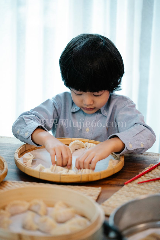 男孩专注做手工饺子