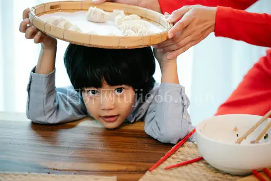 小孩饺子盘下嬉戏烹饪乐趣