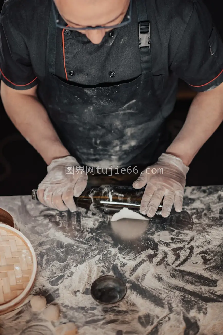 厨师擀面做饺子图片