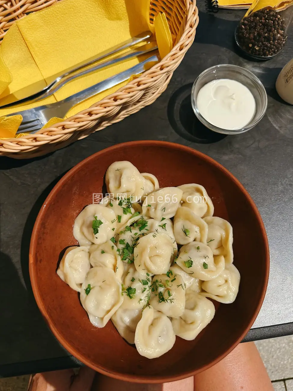 自制俄式饺子酸奶油香草蘸酱图片