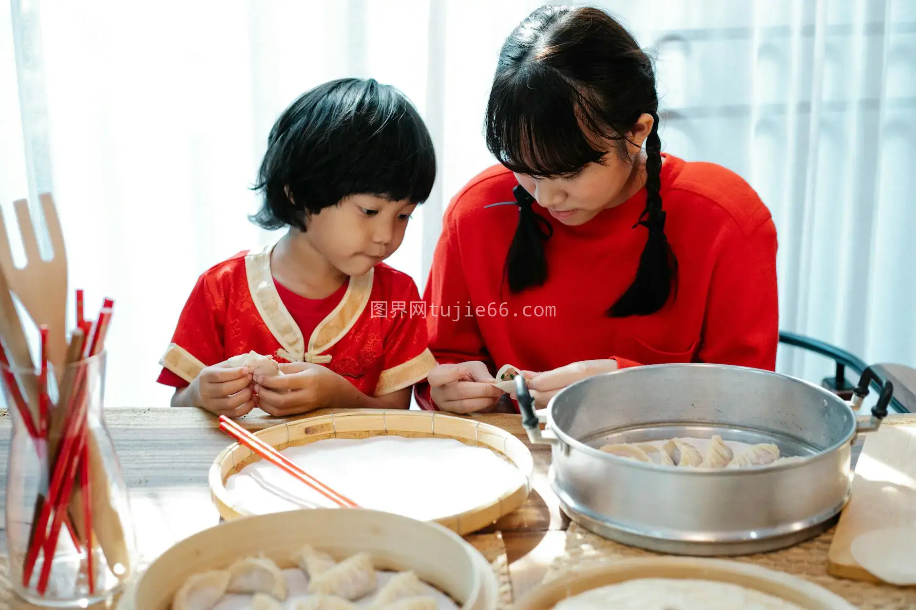 男孩女孩红装厨房包饺子图片