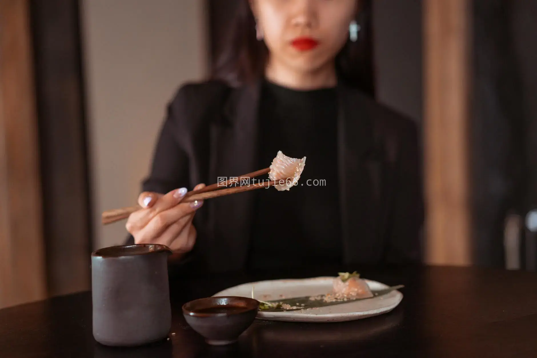 黑色服饰女士温馨用餐点心图片