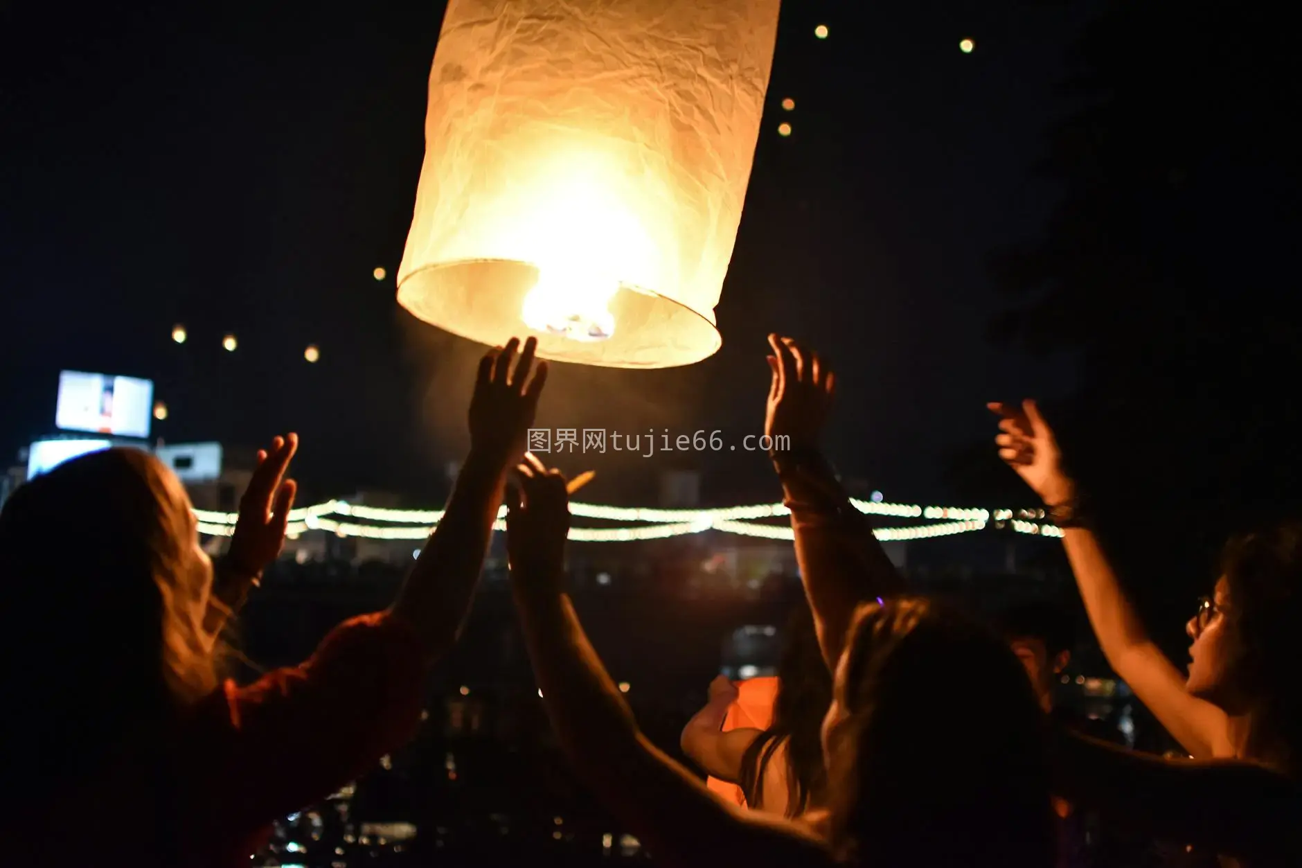 泰国清迈夜放许愿灯庆祝图片