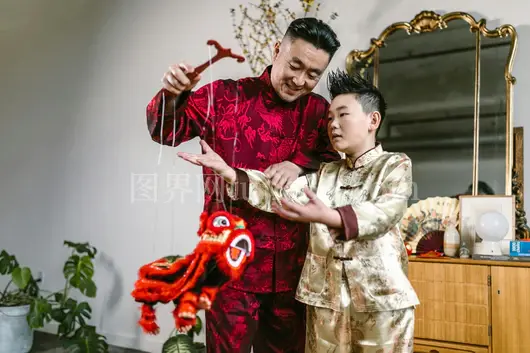 父子欢庆中国狮舞文化