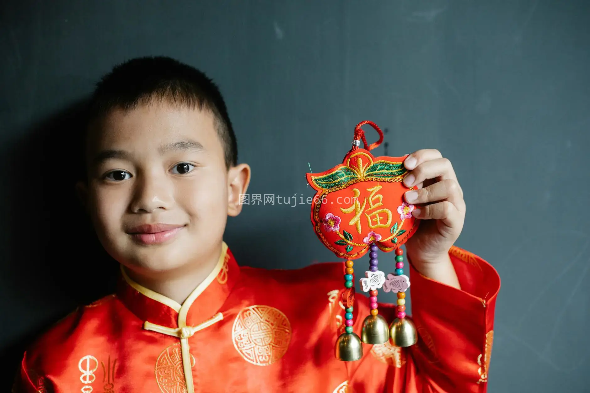 快乐男孩传统服装庆新年图片