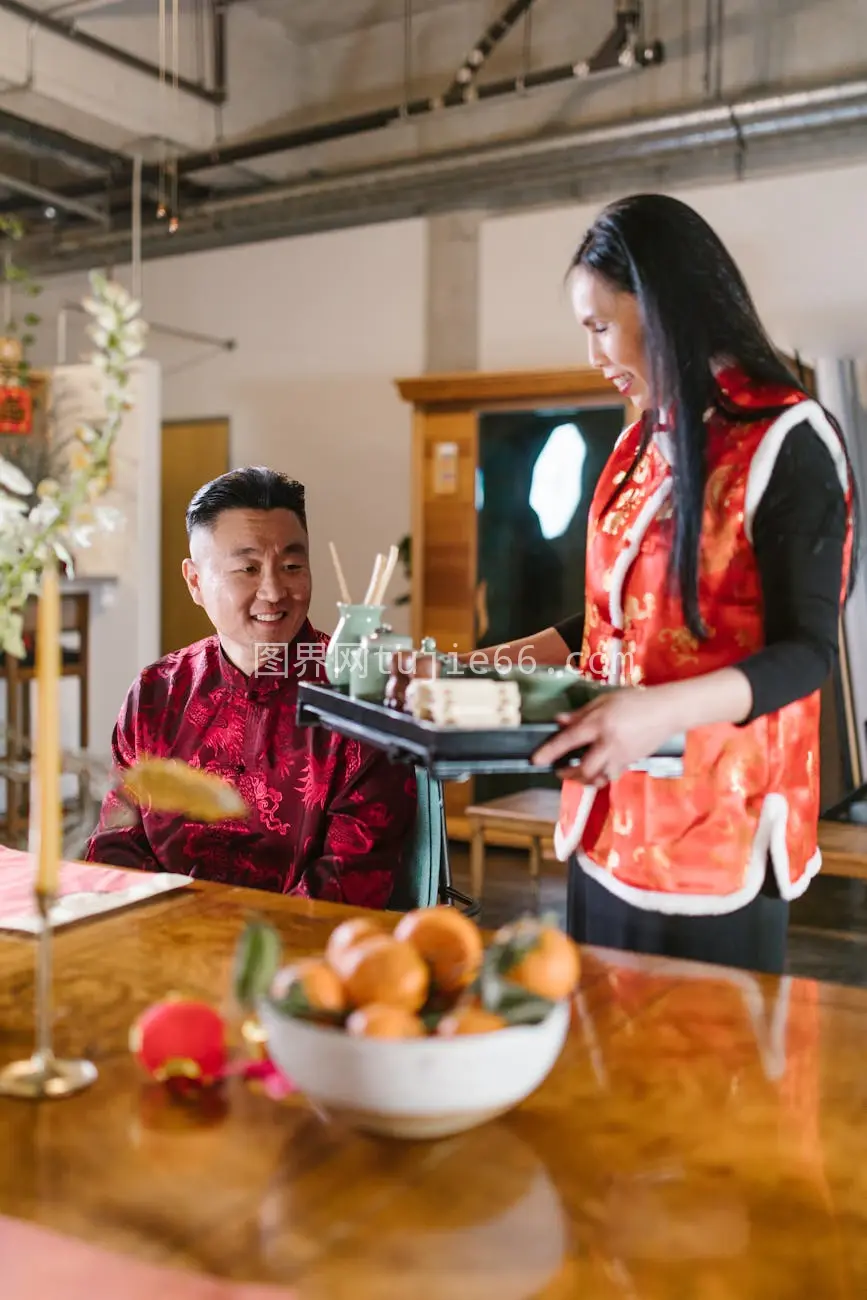 亚洲夫妇室内传统庆祝节日装饰服饰图片