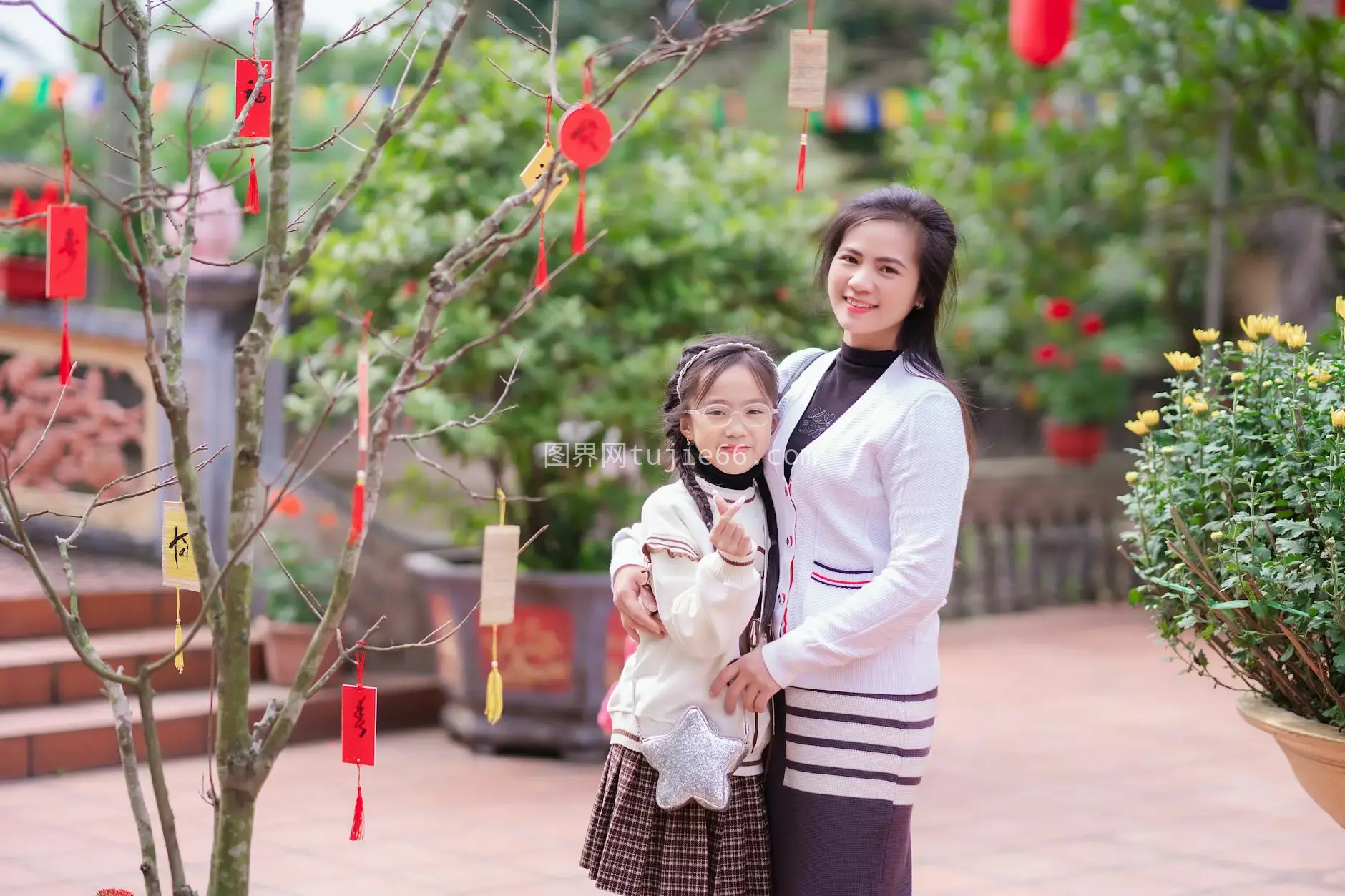 母女公园庆新年红装映眼帘图片