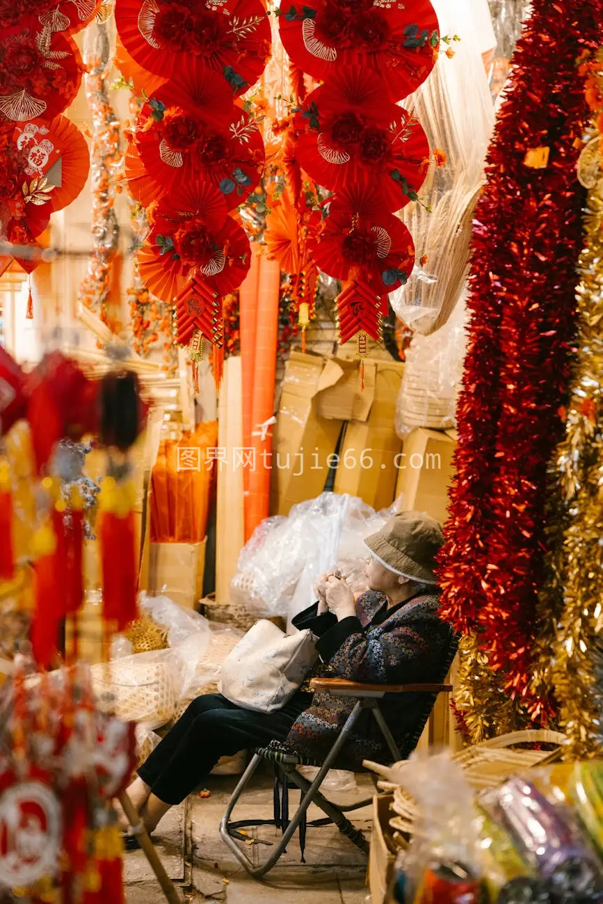 温馨传统市场摊位节日装饰图片