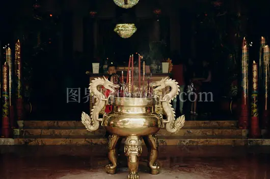 印度尼西亚寺庙金色龙纹香炉