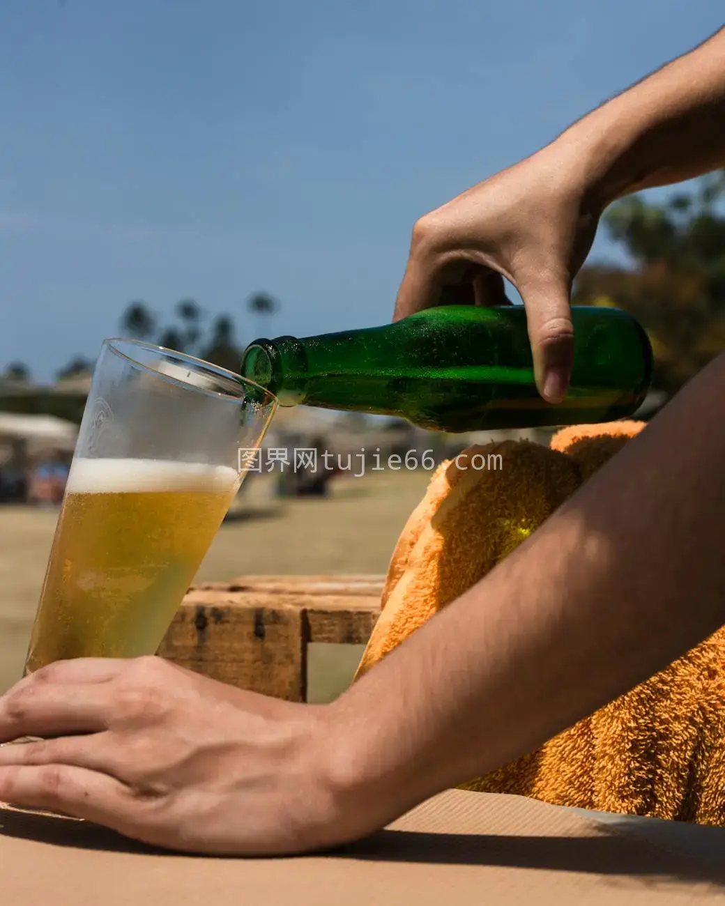 夏日户外啤酒休闲图片