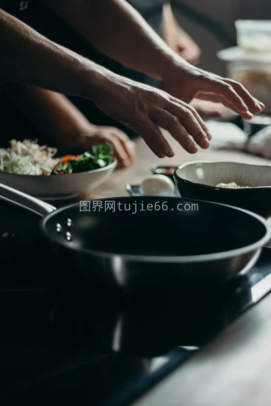 特写镜头双手电炉食物图片