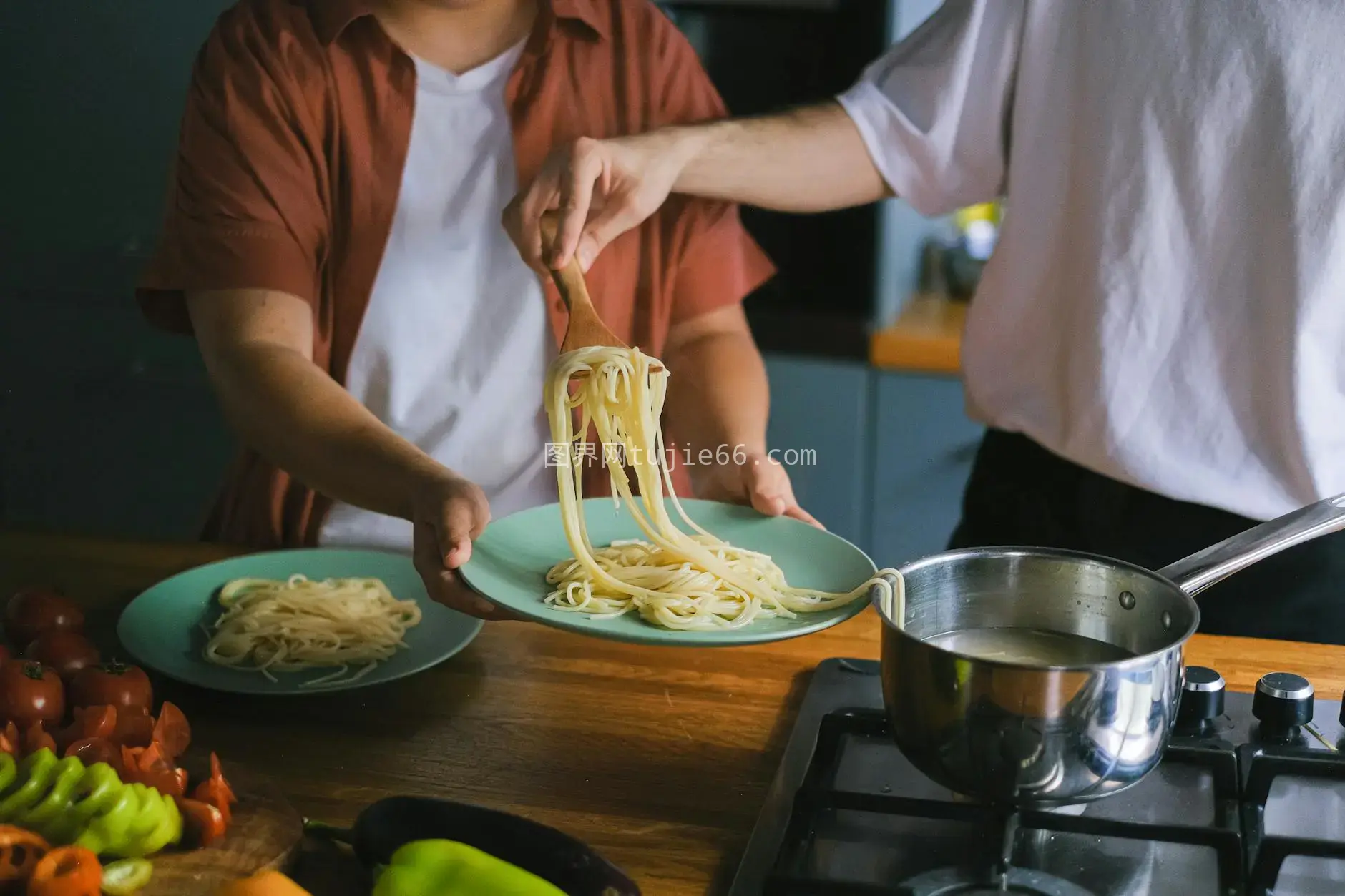 温馨厨房自制意面盘景图片