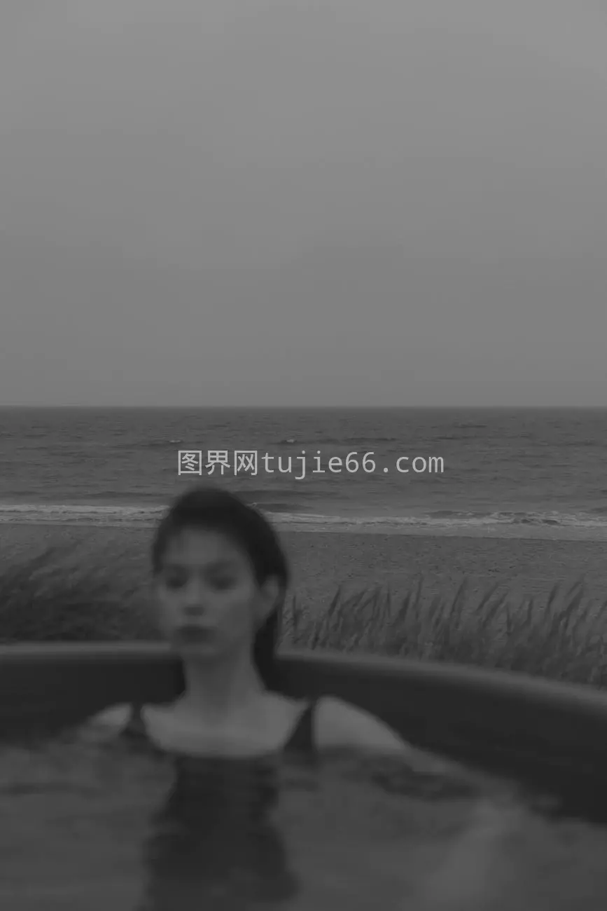 宁静黑白海滩按摩浴缸女性图片