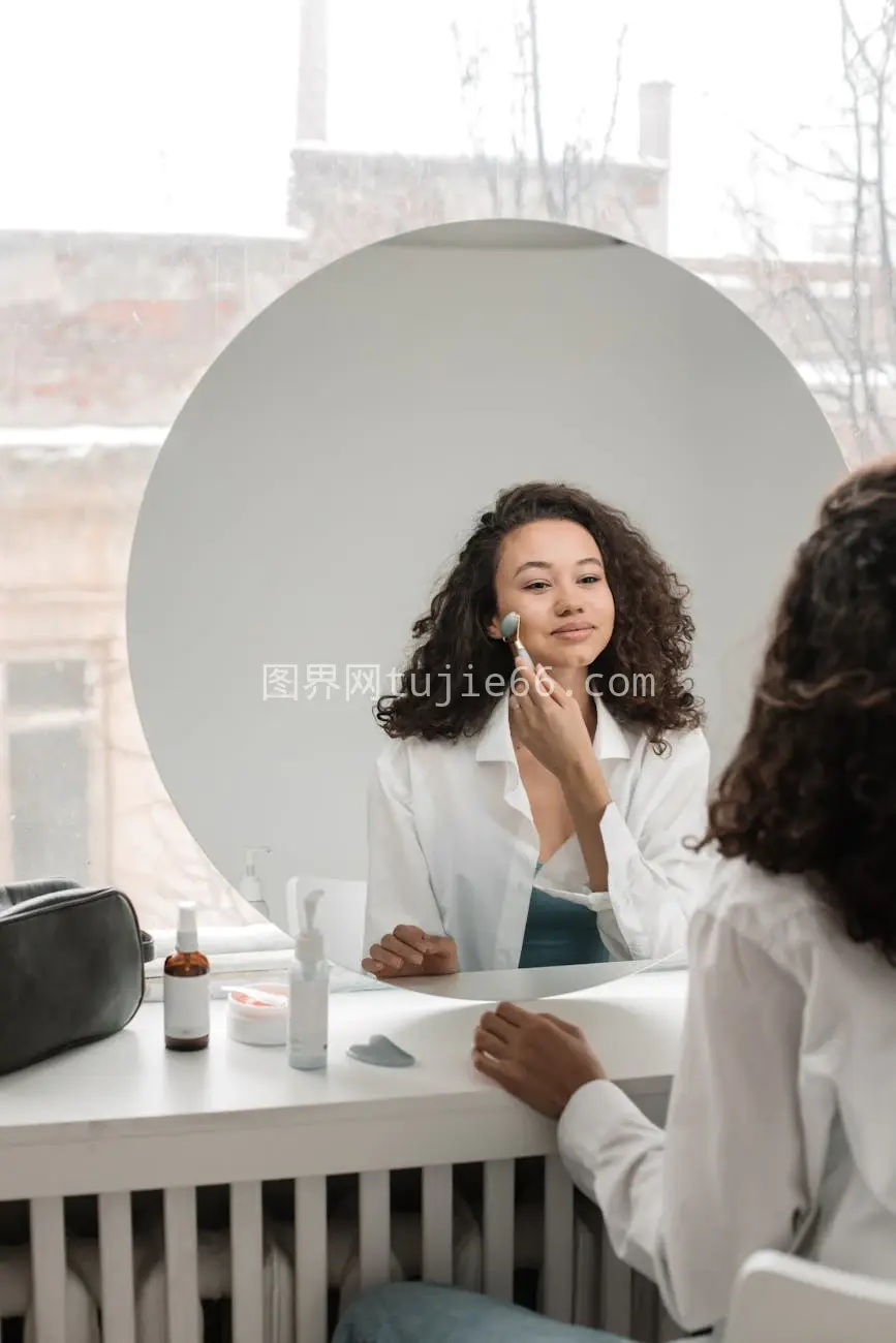 年轻女性专注面部按摩护肤图片