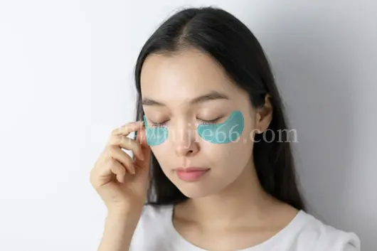 亚洲女性闭眼敷蓝眼膜护肤