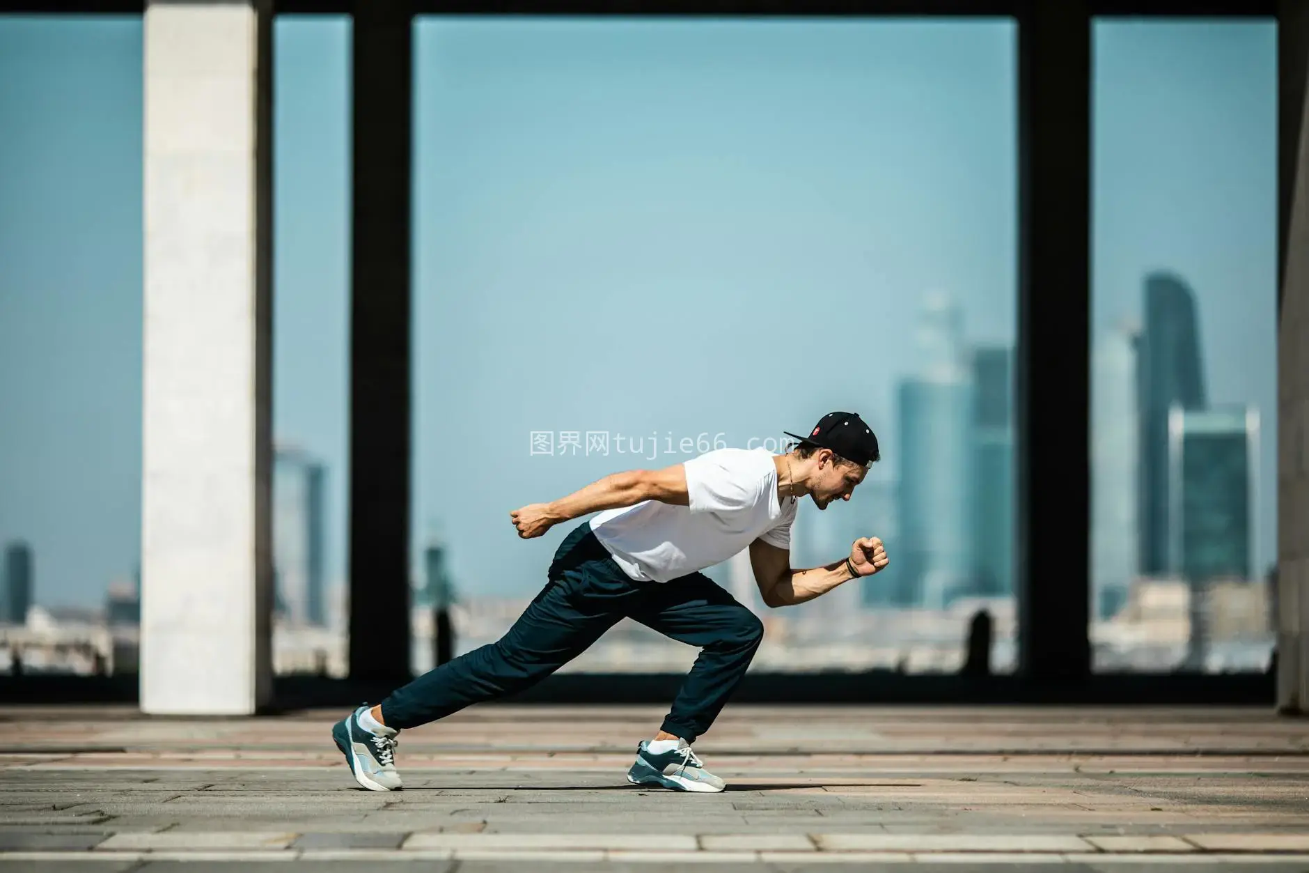 城市背景年轻人户外奔跑动态镜头图片