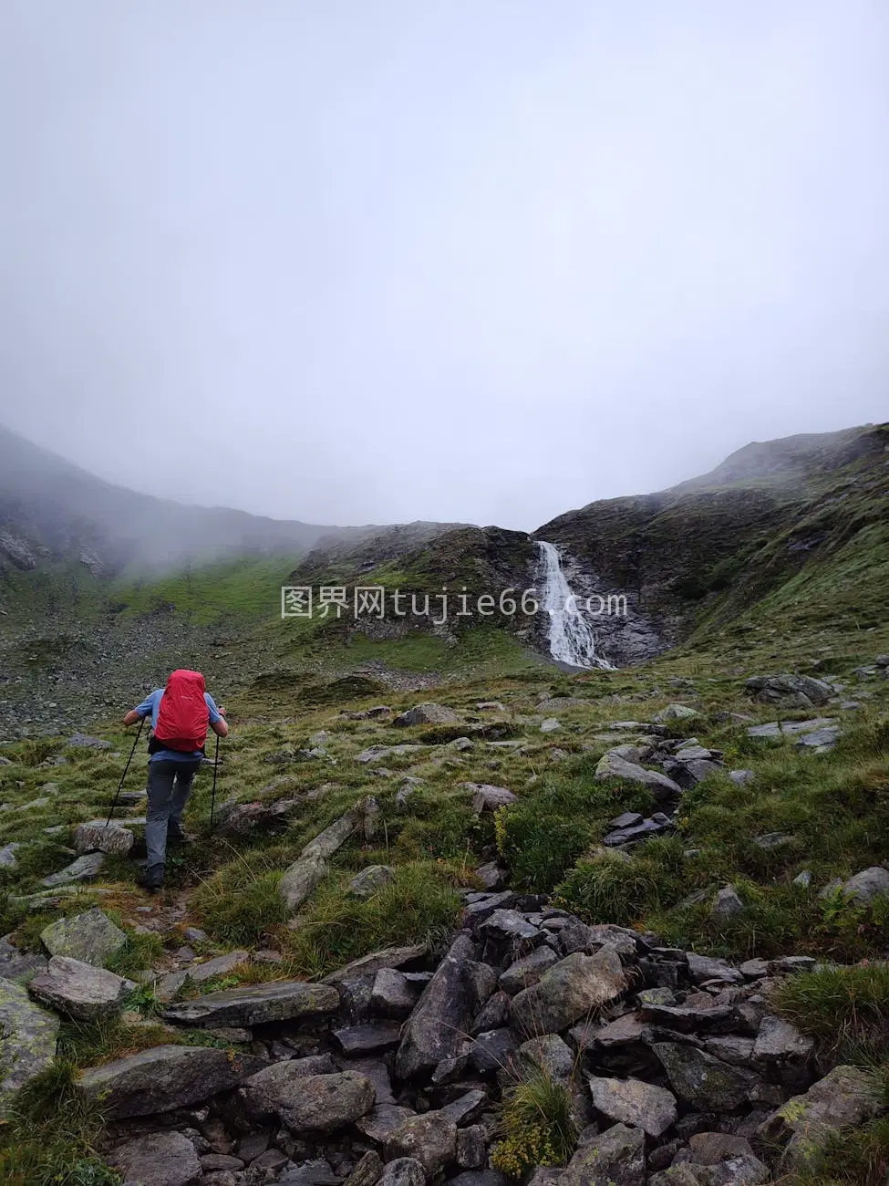 徒步者岩石小径瀑布山景图片