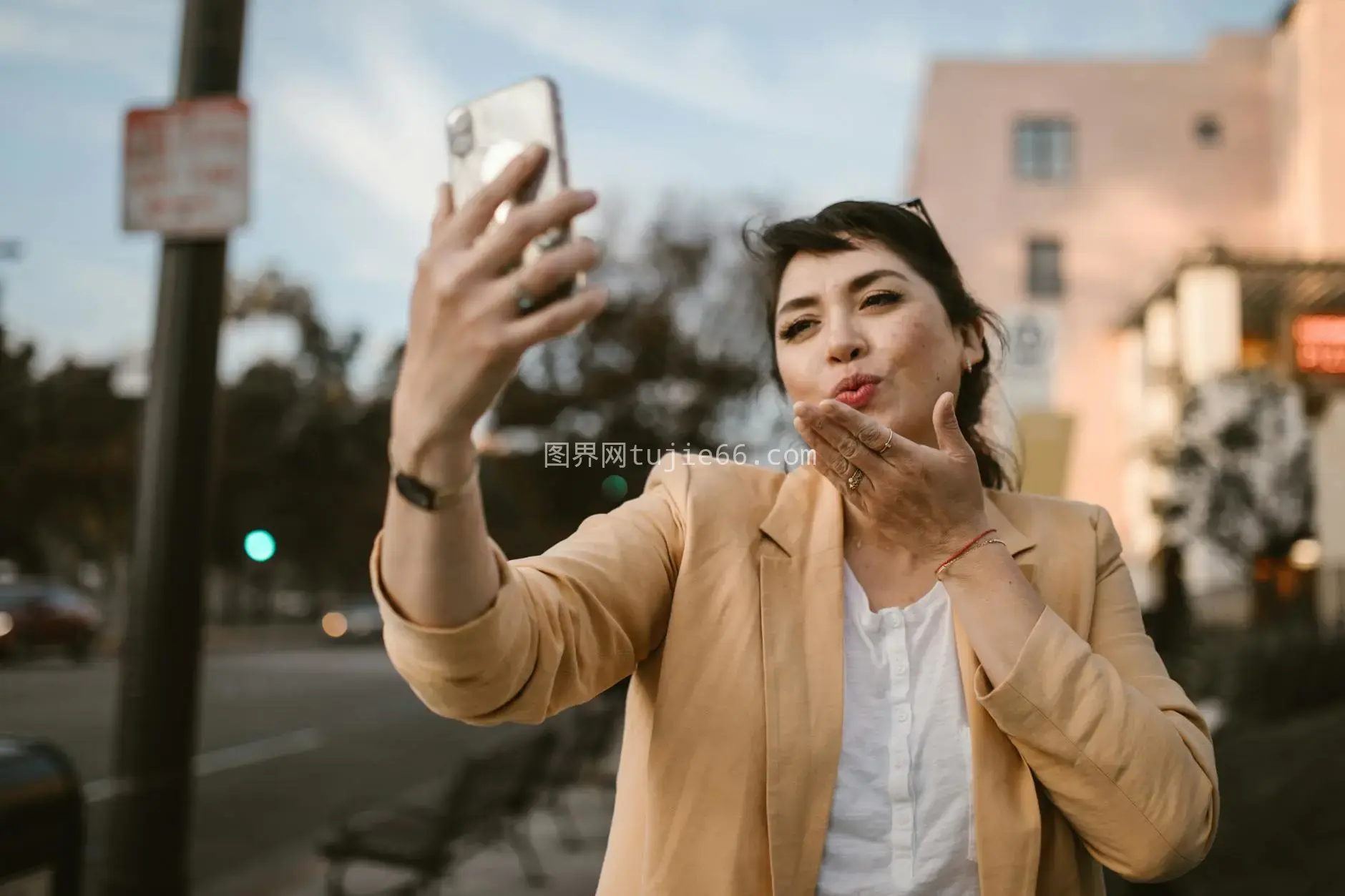 都市街头休闲装自拍女性图片