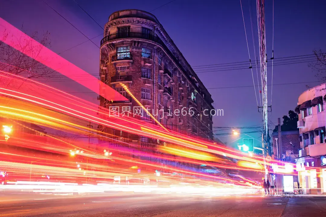 夜色中建筑间延时摄影车辆穿梭图片