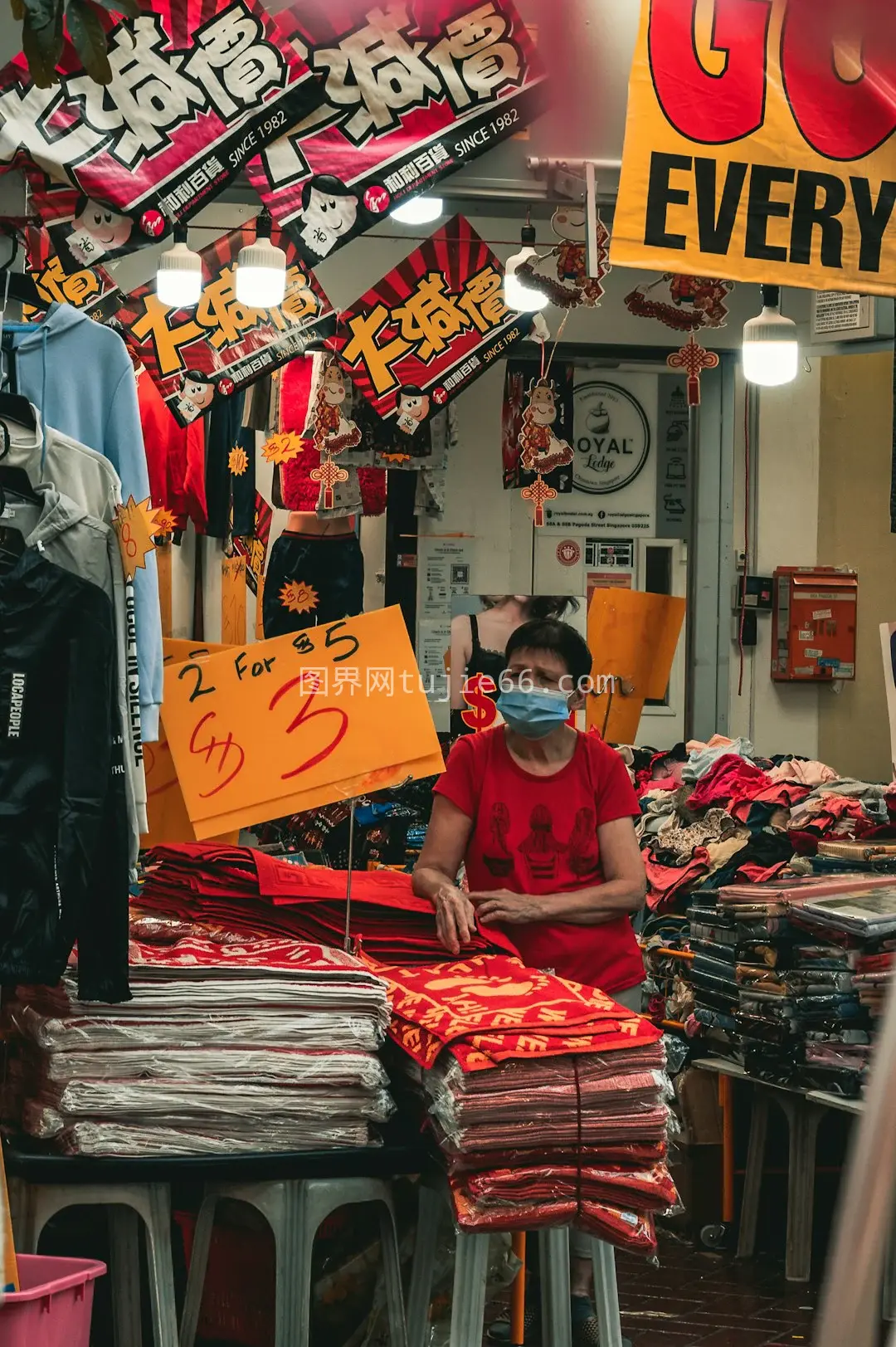 男士红T恤店旁站姿图片