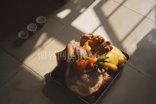 托盘生肉配橙子水果