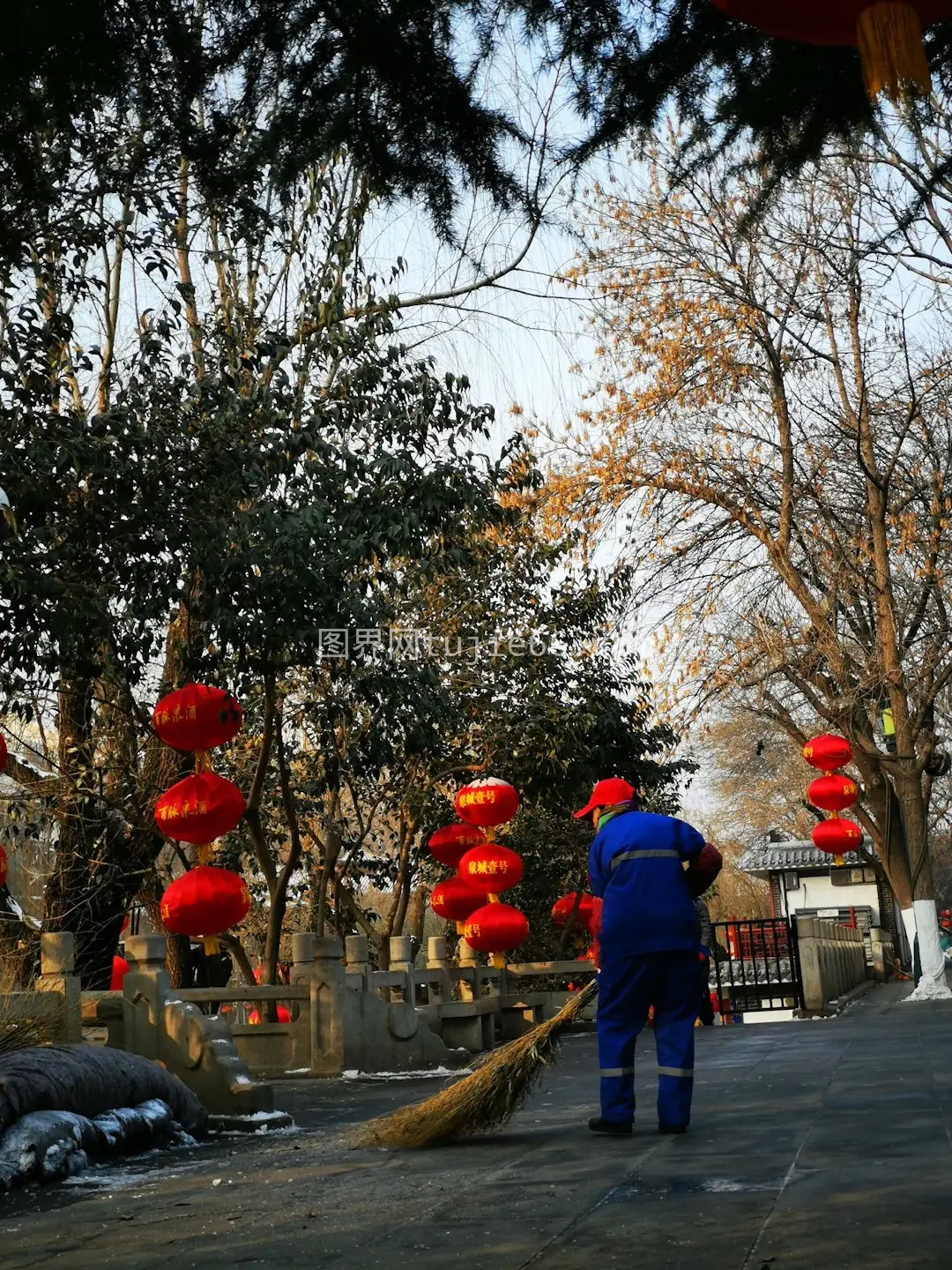 男子扫街图景生动展现图片