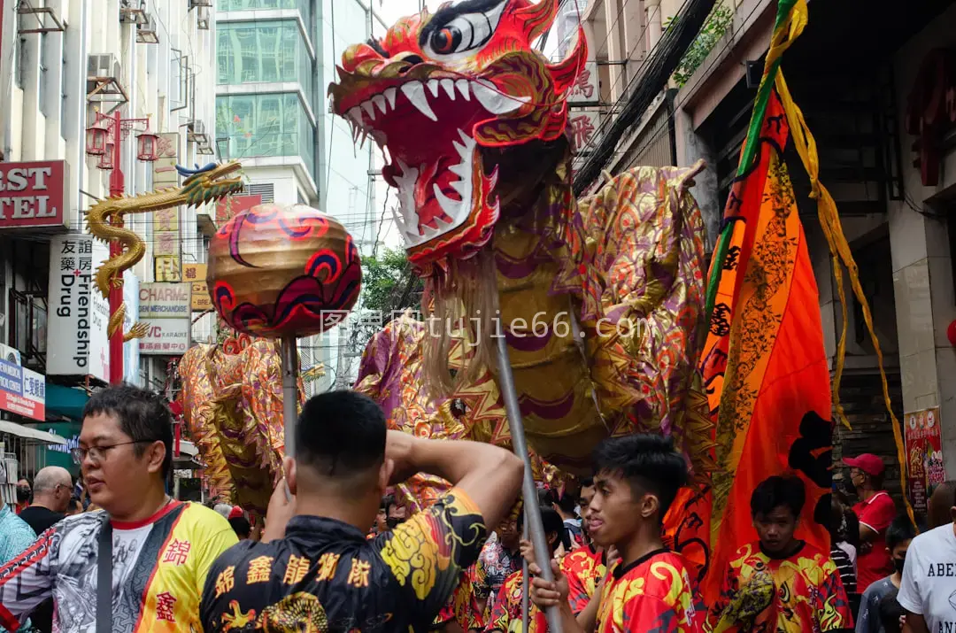 人群高楼间街道漫步图片