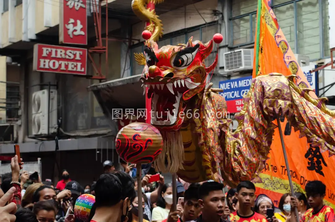 人群环绕漂浮龙景致图片