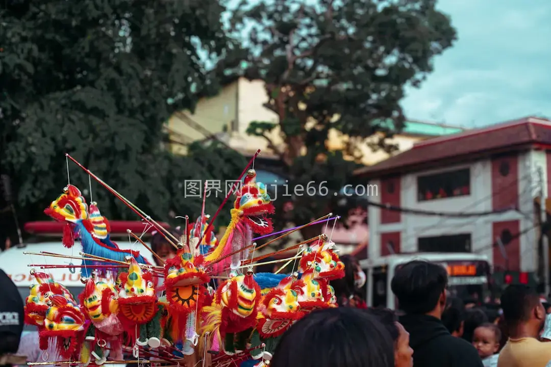 狂欢节花车人群环绕图片