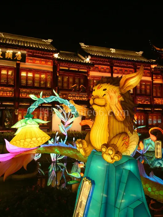 夜色灯笼节狮子舞映照盛景