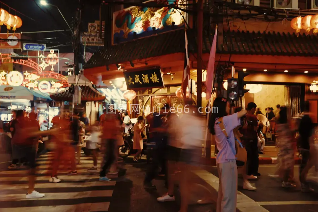 夜幕下人群穿街景图片