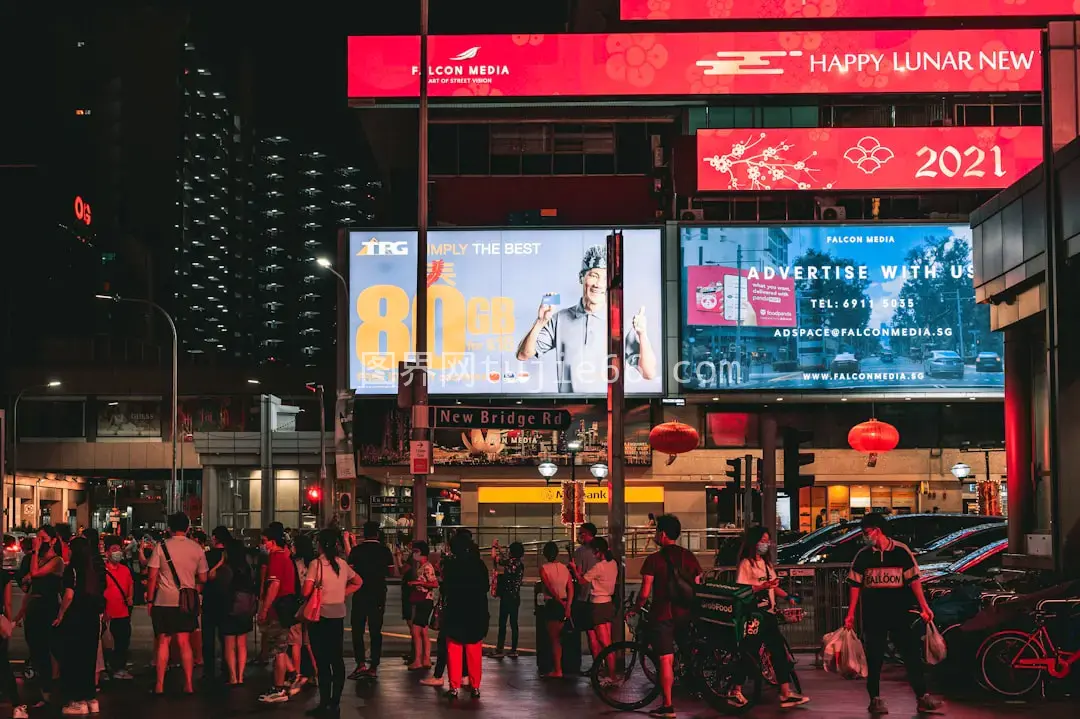 夜色街道行人群像图片